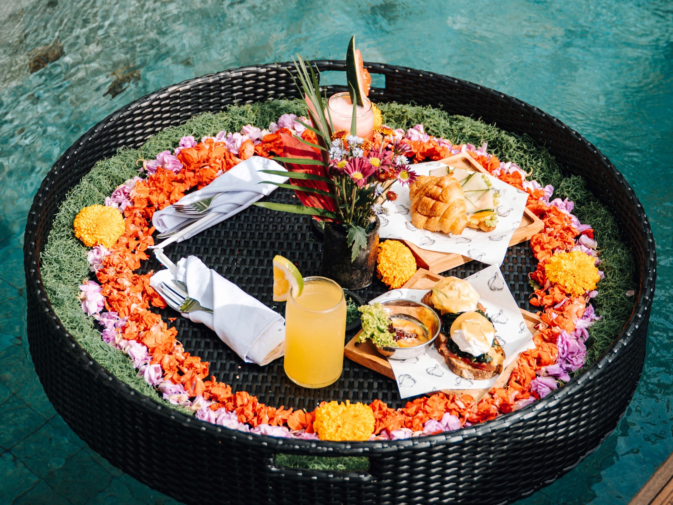 floating-lunch-11062025-1